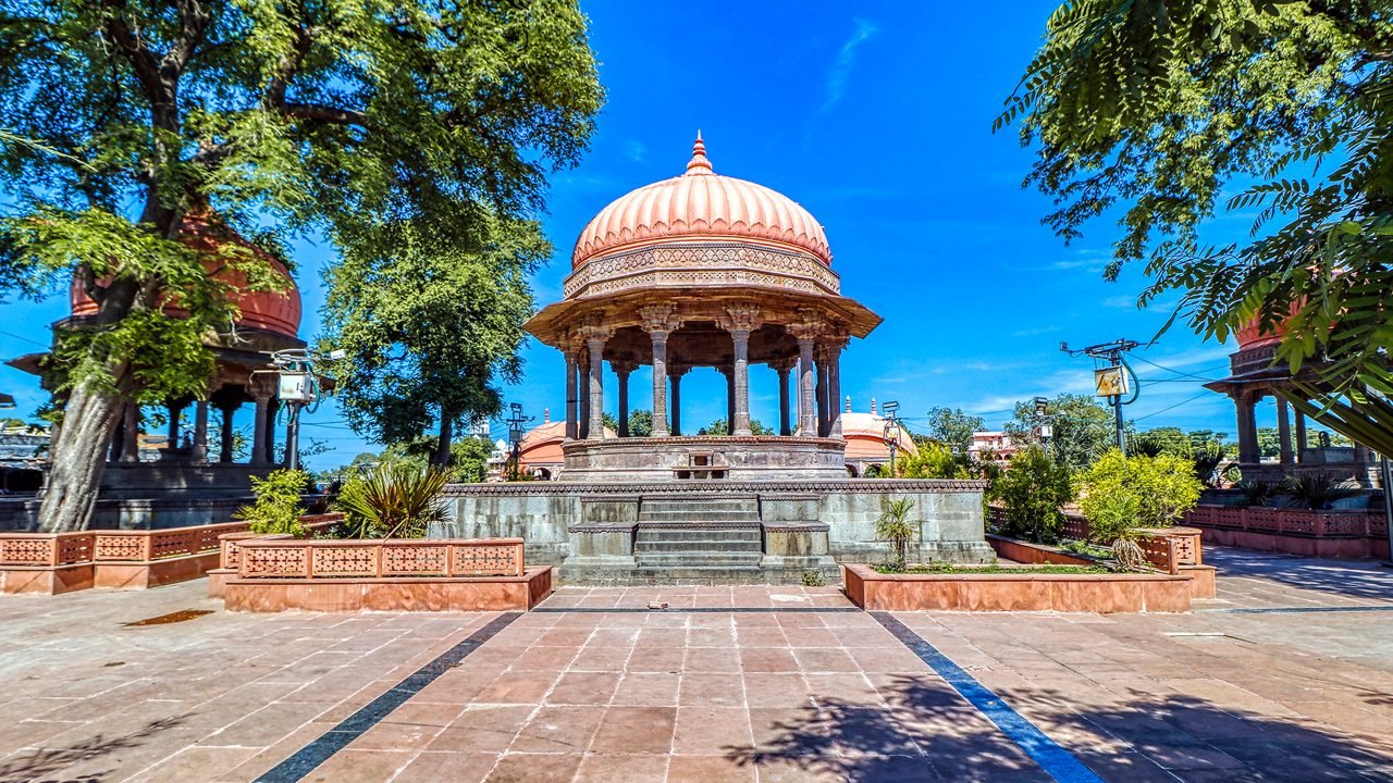 Flexible Travel Plans for Urbania on Rent Pune to Pandharpur